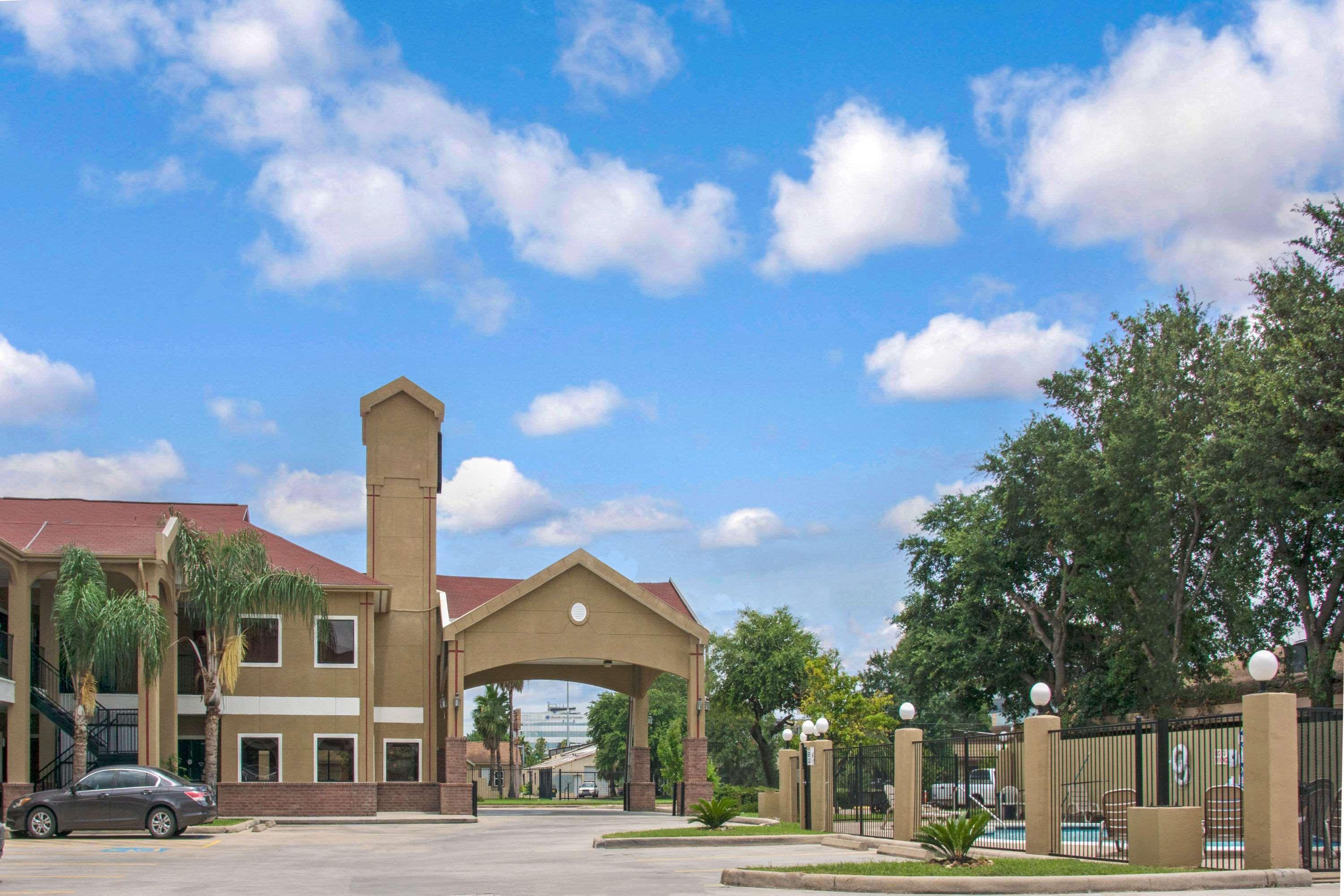 Super 8 By Wyndham Houston/Brookhollow Nw Exterior foto